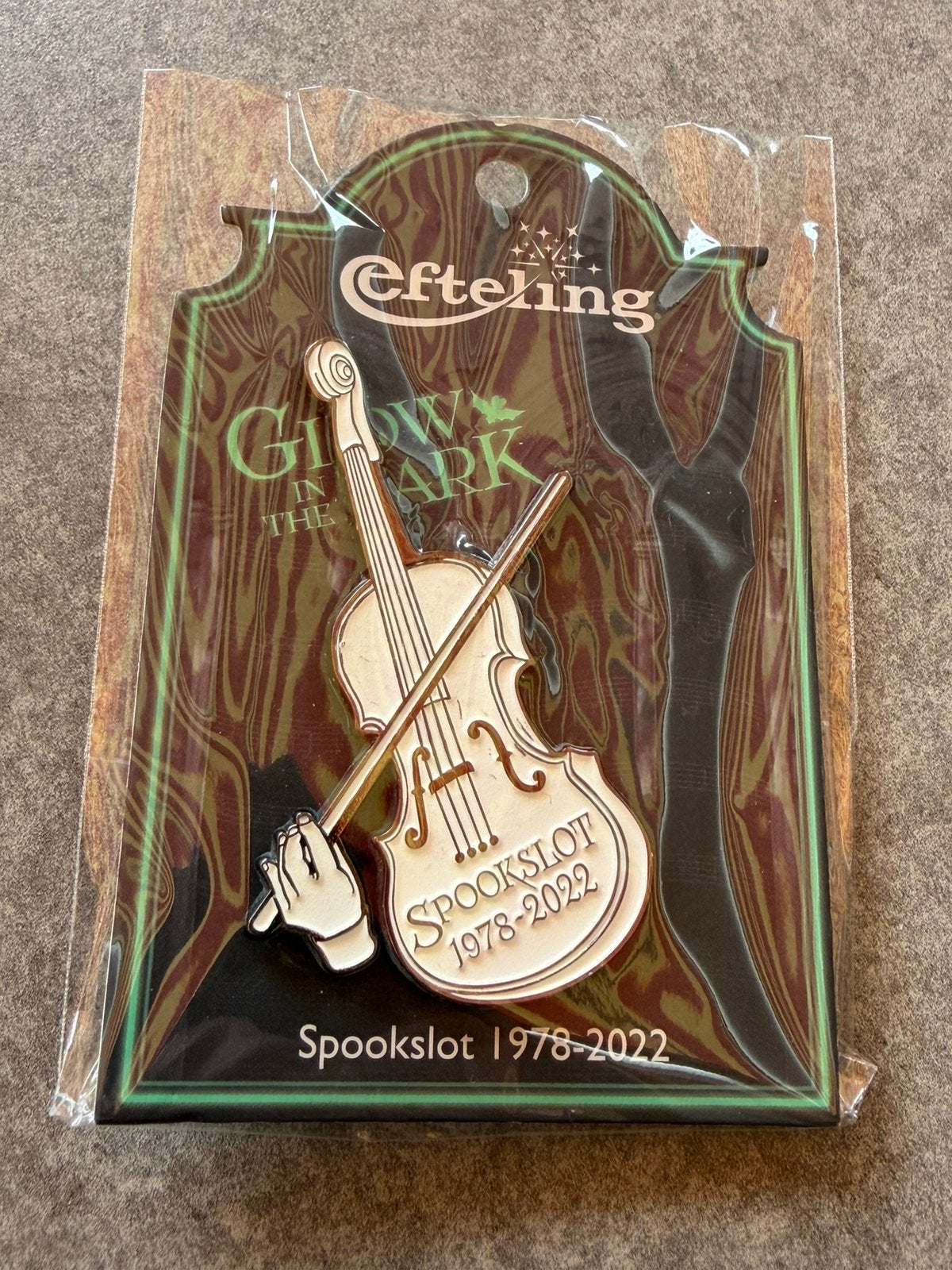 Efteling pin Viool Spookslot op kaartje, Verzamelen, Ophalen of Verzenden, Zo goed als nieuw, Button of Speldje