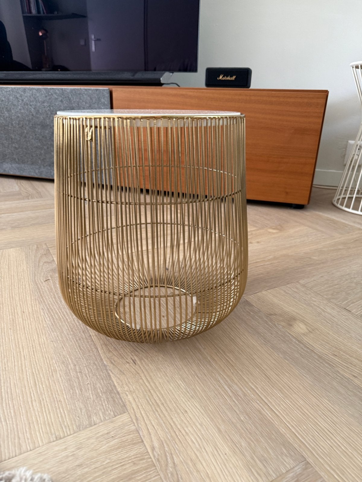 Gouden bijzettafel met marmeren blad, Huis en Inrichting, Tafels | Bijzettafels, Minder dan 55 cm, Gebruikt, Metaal of Aluminium