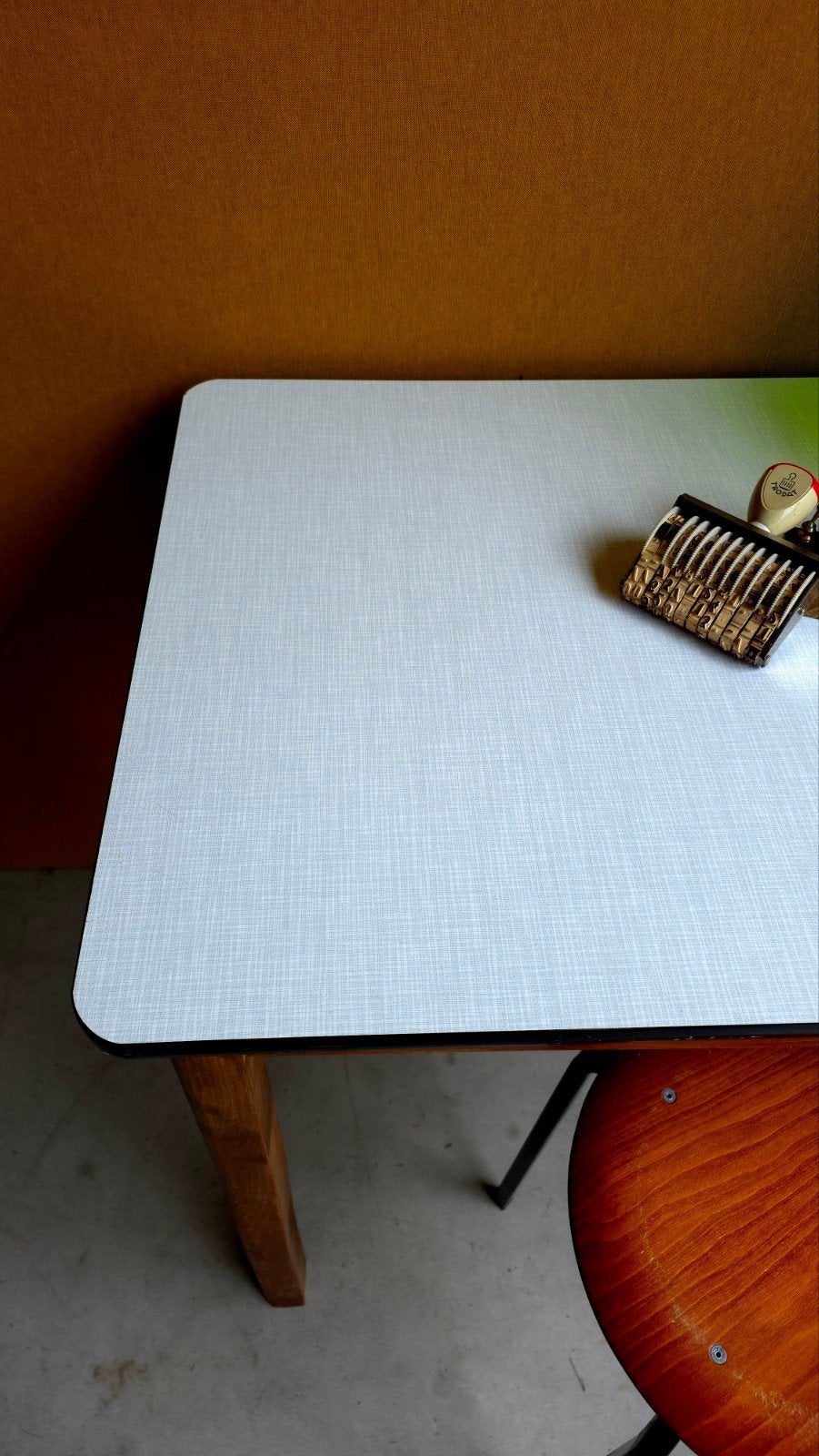 Vintage beuken tafeltje met formica blad,  bureau, tafel, Gebruikt, Hout, Vintage, Ophalen of Verzenden