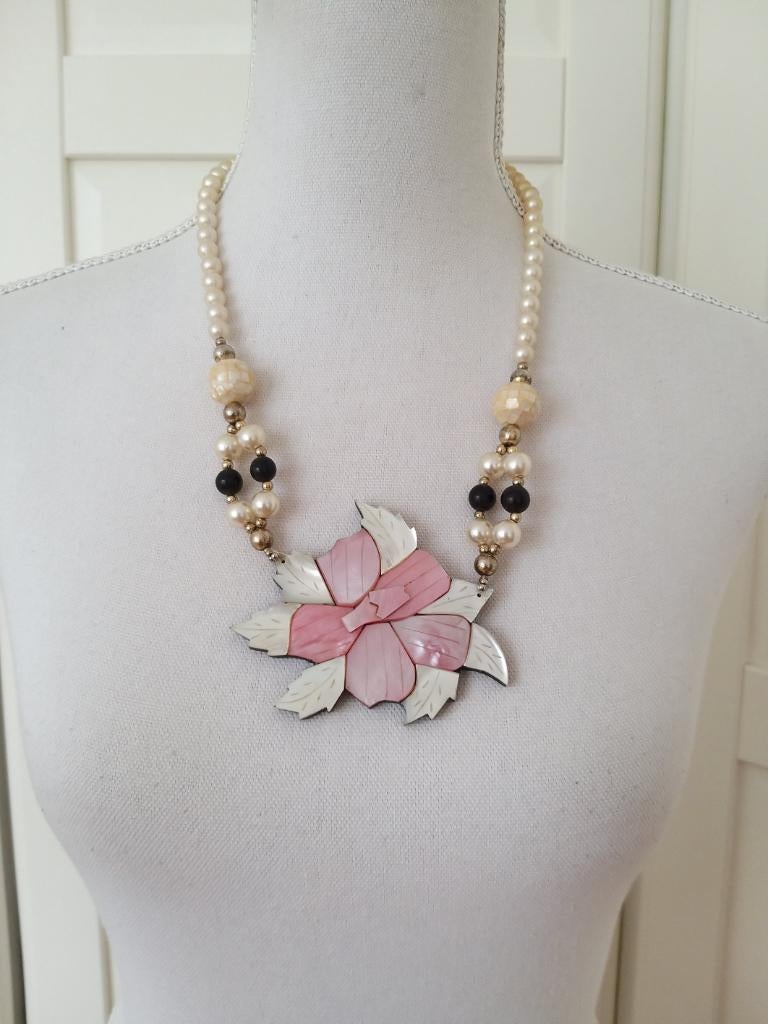 Vintage 60s fake parel met parelmoer bloem hanger ketting 2, Gebruikt, Wit, Ophalen of Verzenden, Overige materialen