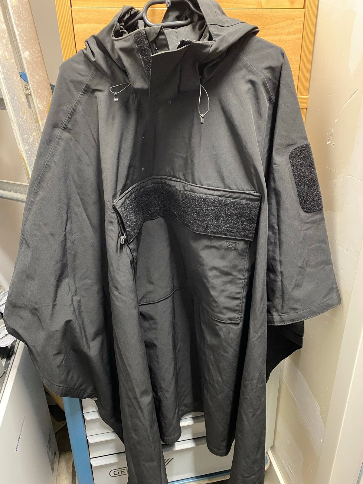 101 INC Regenponcho Zwart - One-o-one Incorporated, Caravans en Kamperen, Ophalen, Zo goed als nieuw, Regenpak, Heren