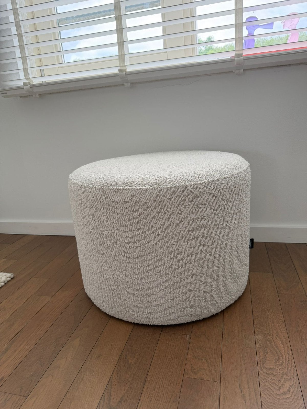 Poef Bouclé naturel Ø56 cm, Ophalen, Zo goed als nieuw, Rond, 50 tot 75 cm