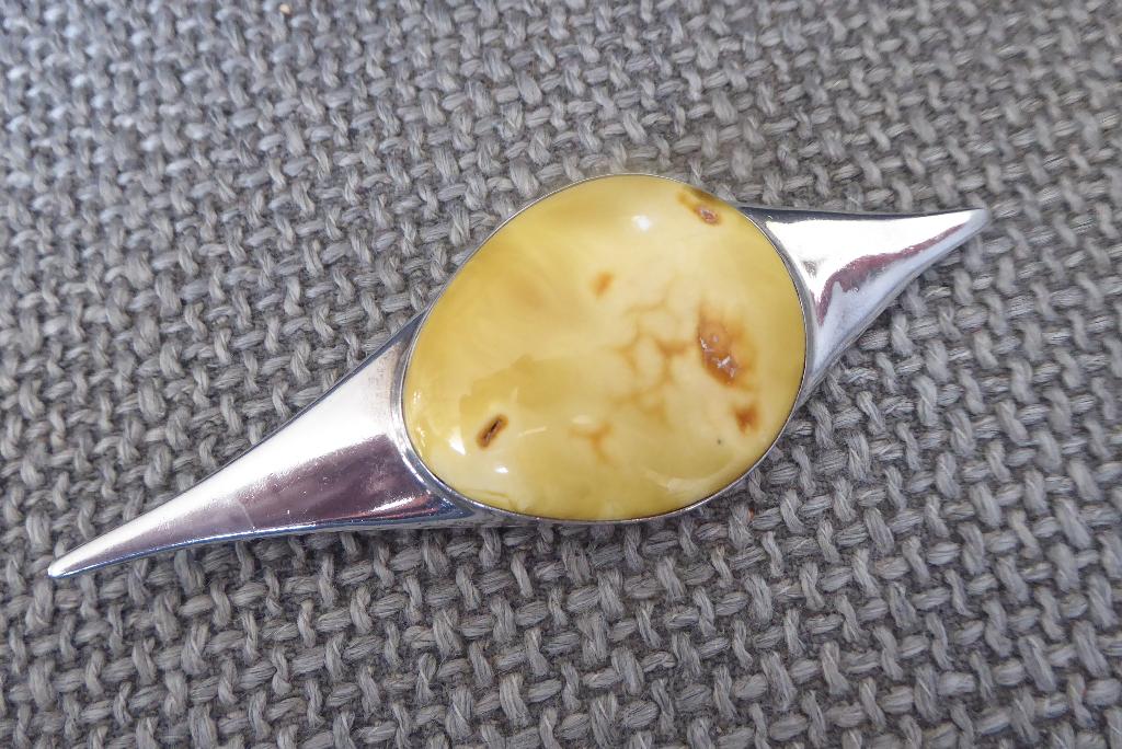 fraaie vintage design zilveren broche met grote ambersteen, Ophalen of Verzenden, Zo goed als nieuw, Zilver, Overige materialen