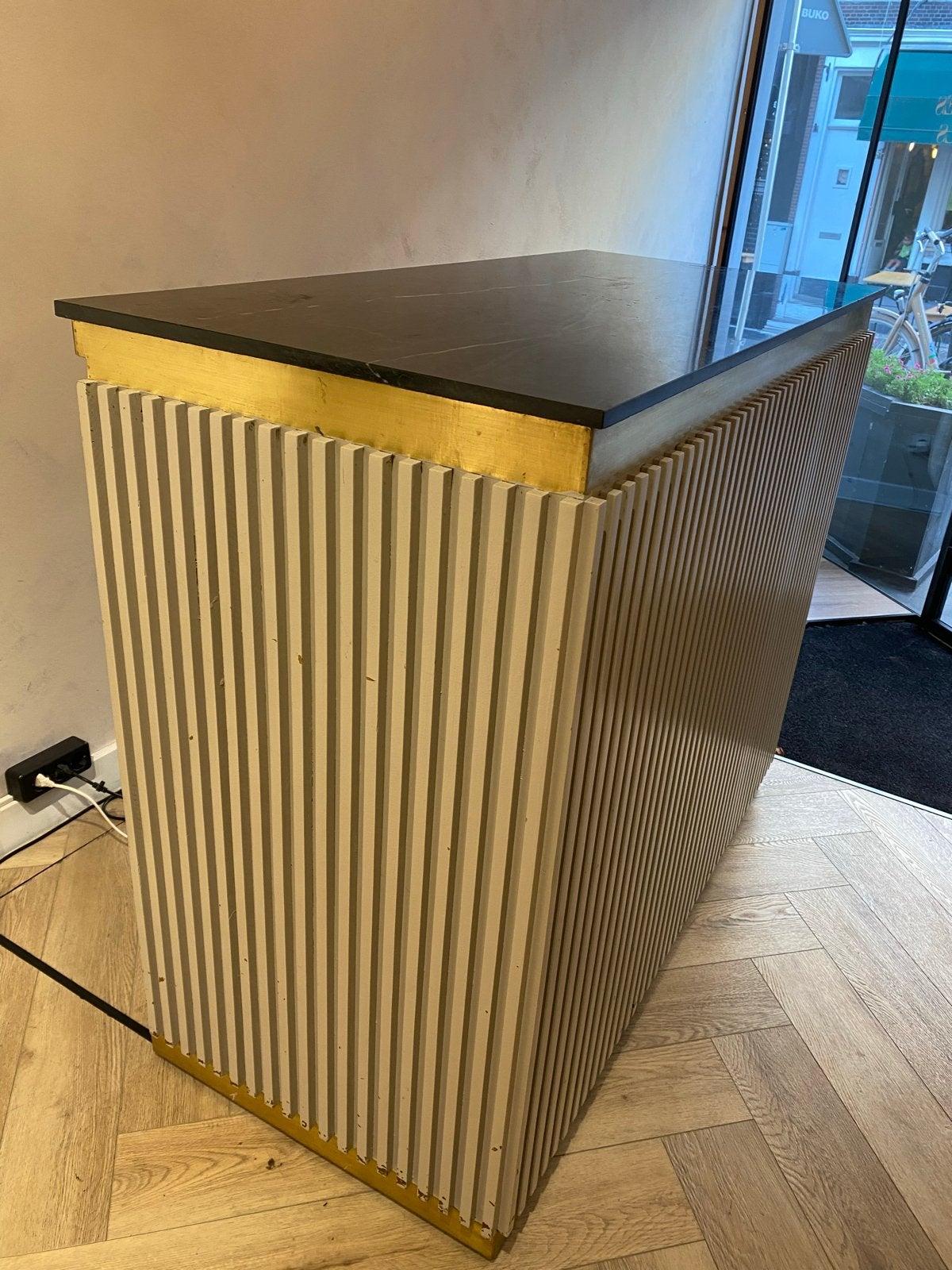Moderne balie/bar met gouden accenten en marmer zwart blad, Ophalen, Gebruikt