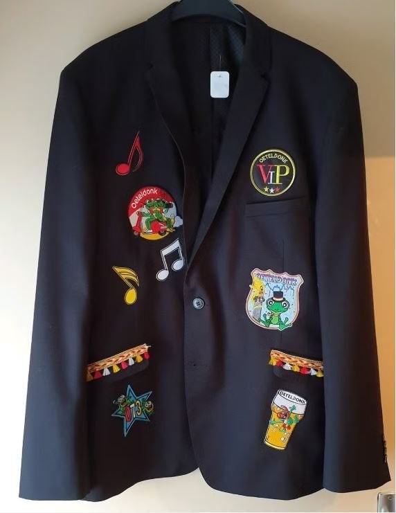 Leuk zwart OETELDONK/CARNAVALS jas met diverse emblemen (J), Kleding | Heren, Maat 52/54 (L), Carnaval, Ophalen of Verzenden, Zo goed als nieuw