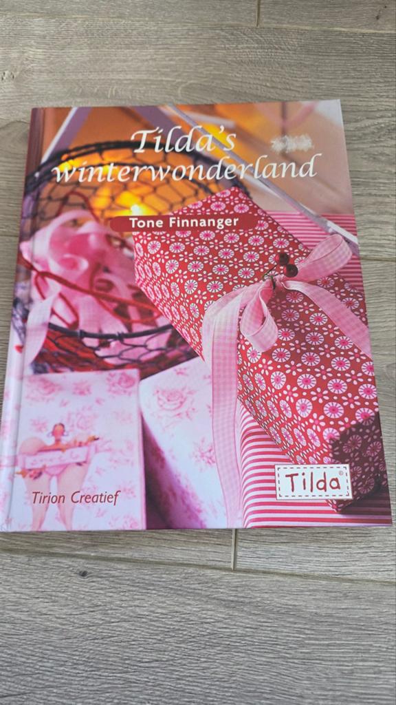 Tilda's Winterwonderland: Handgemaakte Decoraties & Accessoi, Boeken, Gelezen, Tone Finnanger, Ophalen of Verzenden, Borduren en Naaien