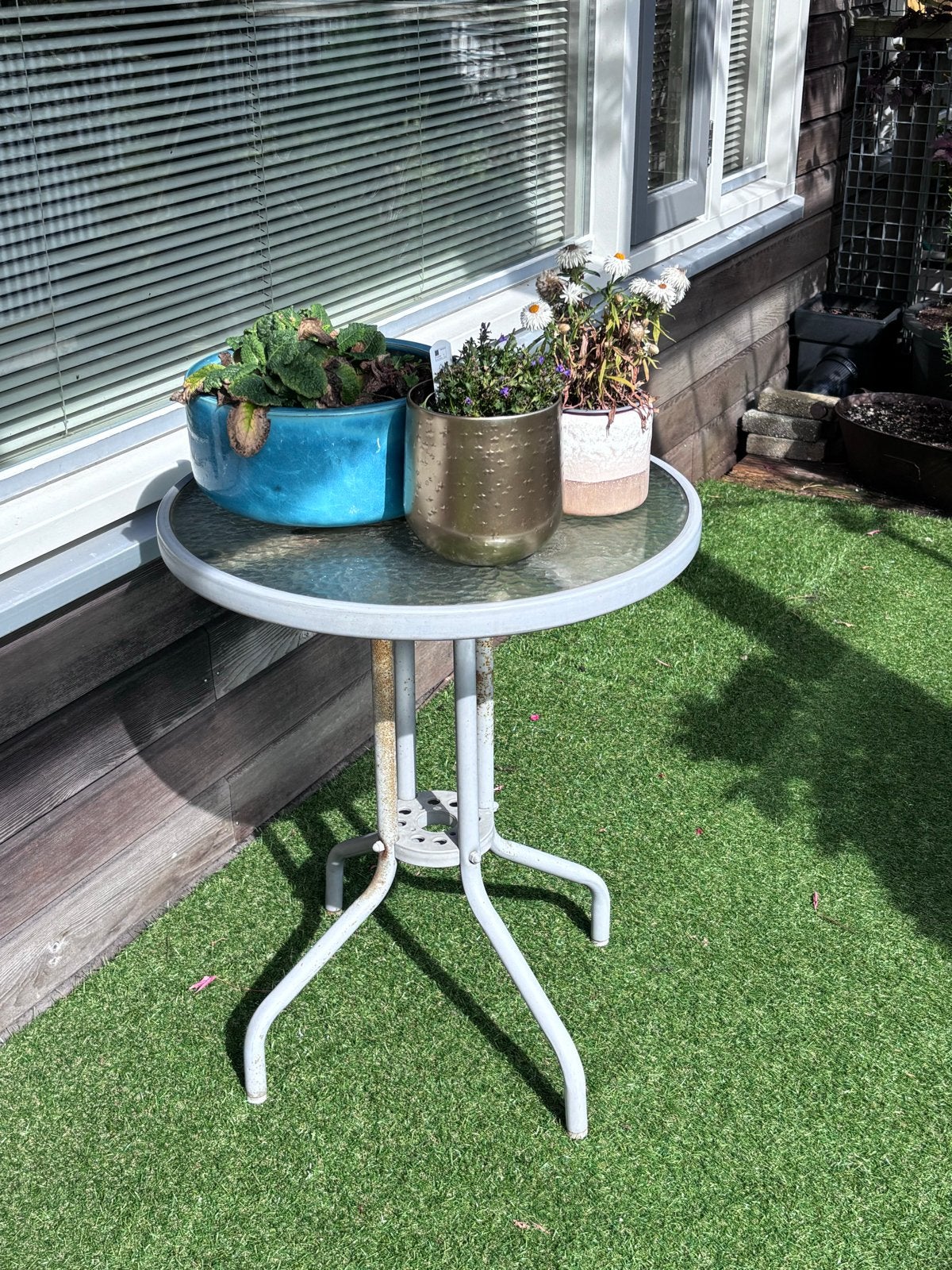 Ronde tuintafel met glazen blad en wit stalen onderstel, Ophalen, Gebruikt, Rond, Metaal