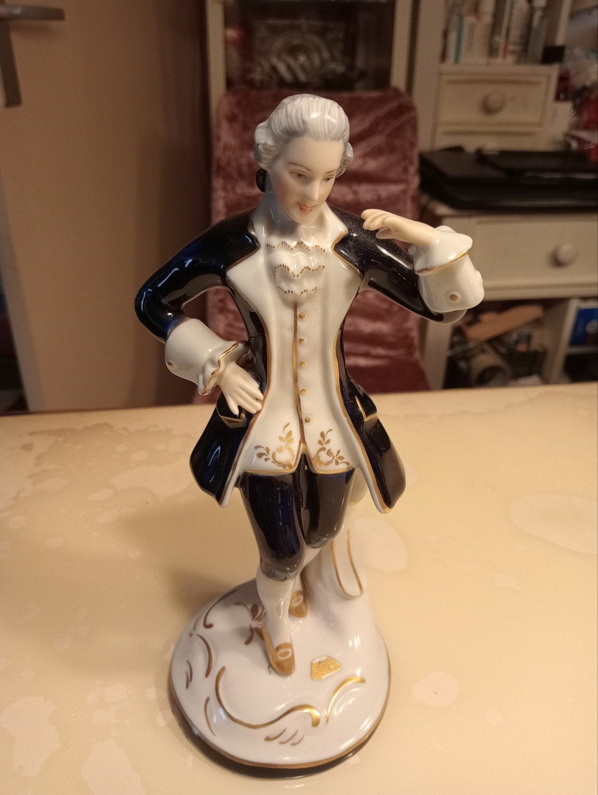 Royal Dux Porseleinen Beeldje: Elegante Man in Rococo Stijl, Antiek en Kunst, Ophalen of Verzenden