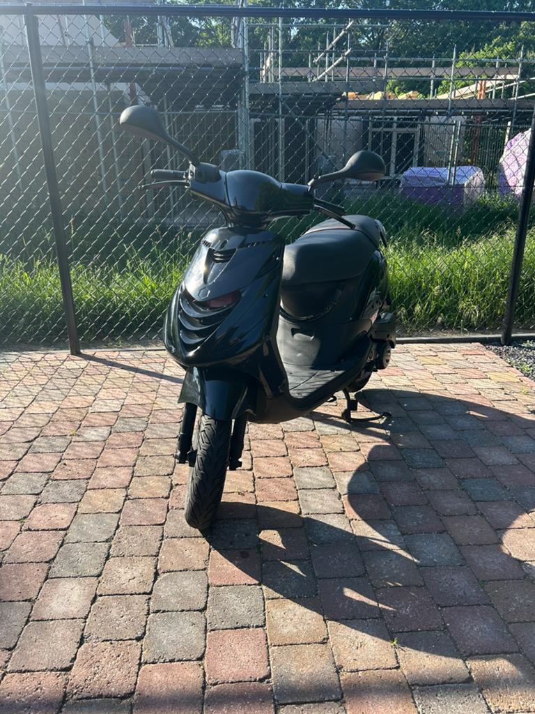 Piaggio Zip 4T Iget 2022, Fietsen en Brommers, Ophalen, Zo goed als nieuw, Benzine, Zip