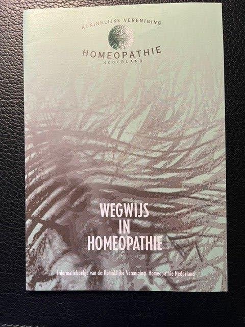 boek wegwijs in homeopathie, Kon. Ver. Homeopathie Nederland, Boeken, Ophalen of Verzenden, Zo goed als nieuw, Kruiden en Alternatief