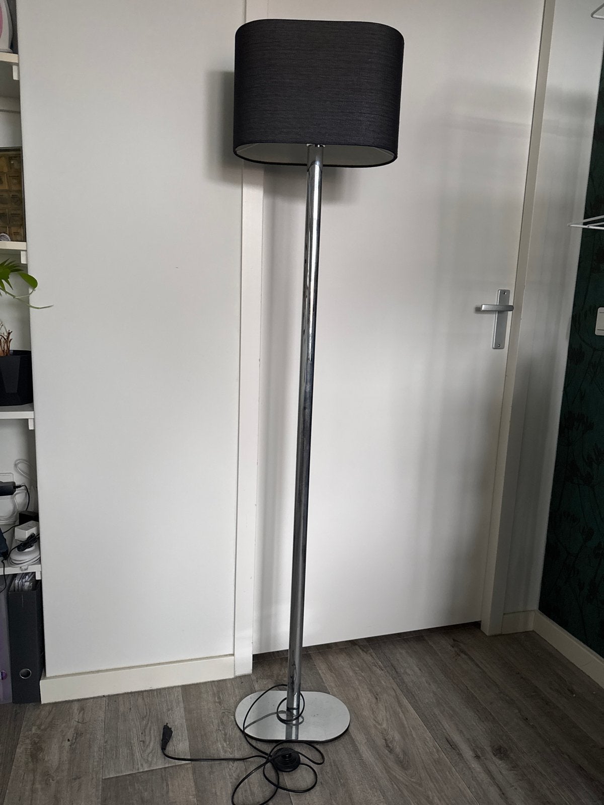 Mooie staande lamp met zwarte kap, +/- 160 cm hoog, Huis en Inrichting, Lampen | Vloerlampen, Ophalen, Gebruikt, Metaal, 150 tot 200 cm