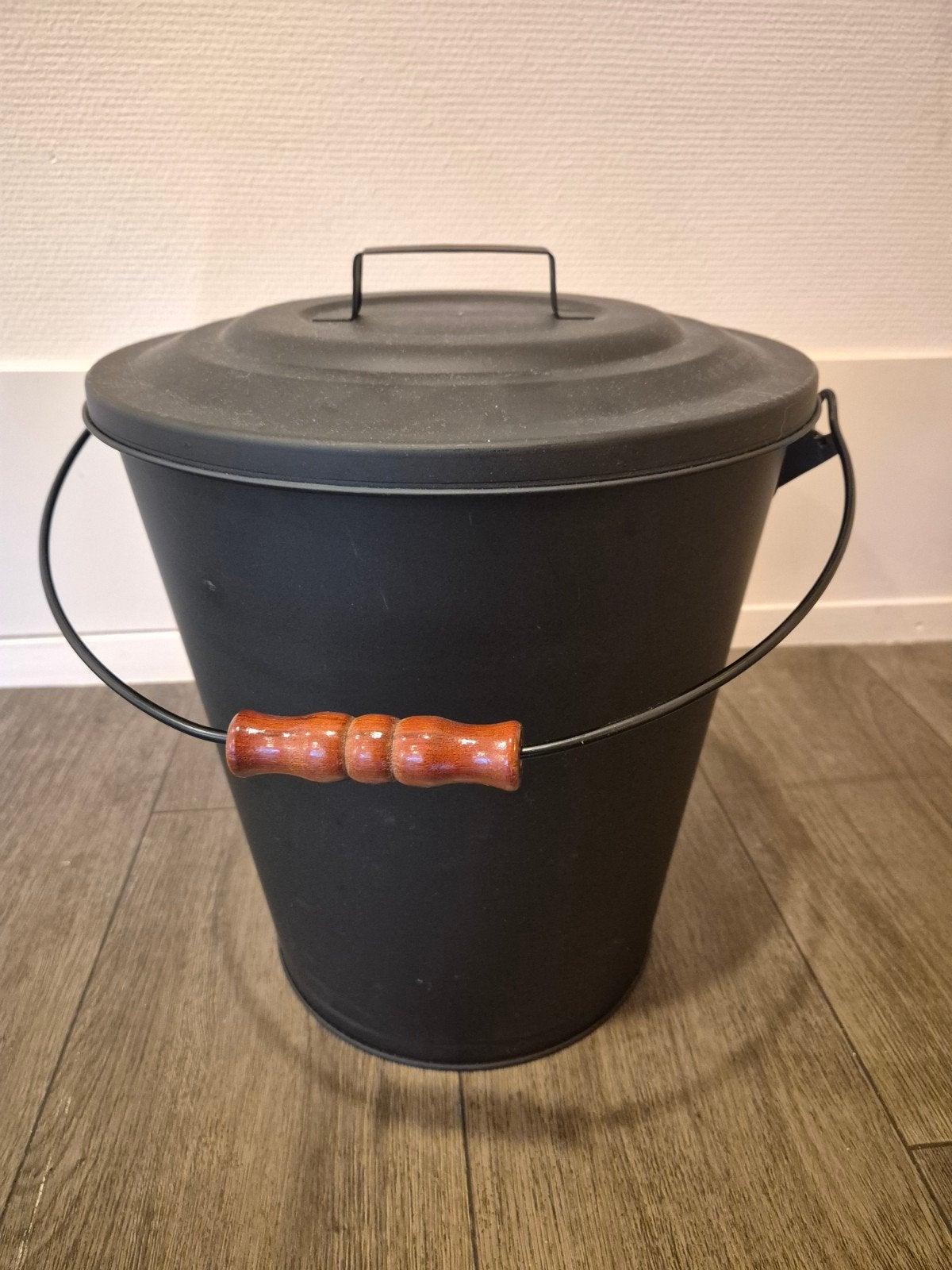 Zwarte metalen emmer met deksel en houten handvat, Ophalen, Metaal, Industrieel, Gebruikt