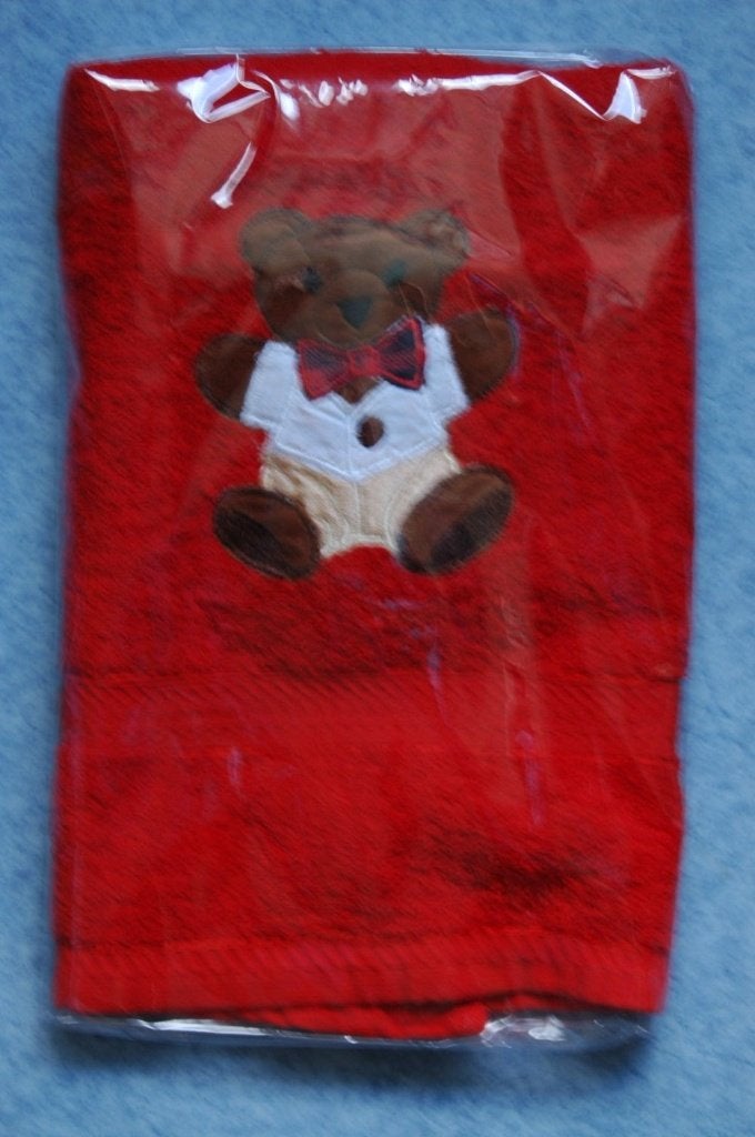 RODE HANDDOEK MET BEREN APPLICATIE ***** NIEUW****, Ophalen, Nieuw, Rood, Handdoek