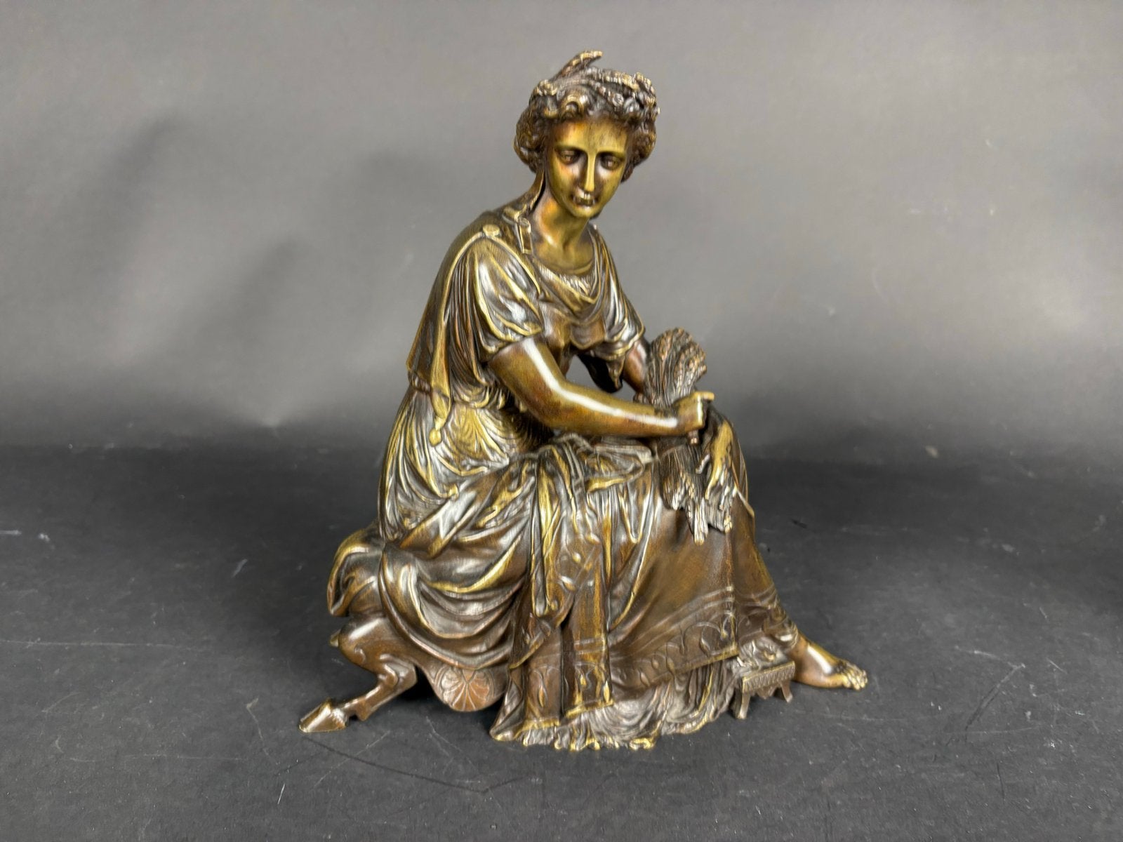 Bronzen figuur van zittende vrouw, 27 cm hoog, Antiek en Kunst, Kunst | Beelden en Houtsnijwerken, Ophalen of Verzenden, 20 - 50 cm