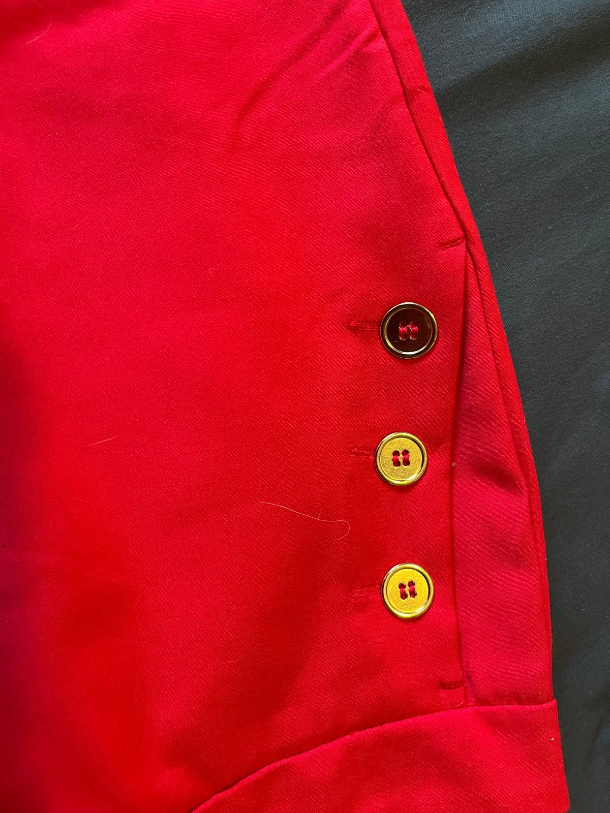 Rode broek met gouden knopen - Maat 44, Maat 42/44 (L), Ophalen of Verzenden, Zo goed als nieuw, Lang