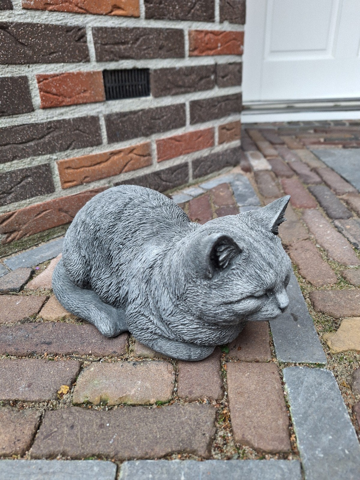 Betonnen beeld slapende poes - Lengte 32 cm, Tuin en Terras, Ophalen, Nieuw, Beton, Dierenbeeld