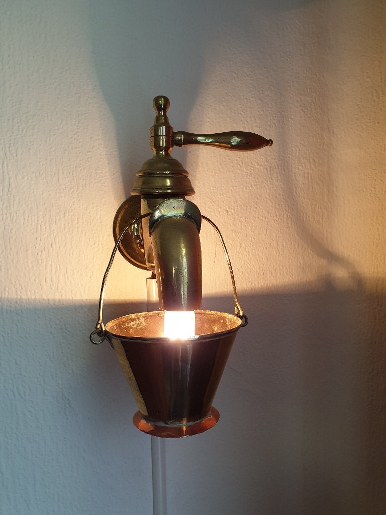 Wandlamp in de vorm van een klassieke koperen pompkraan, Ophalen, Gebruikt, Wandlamp