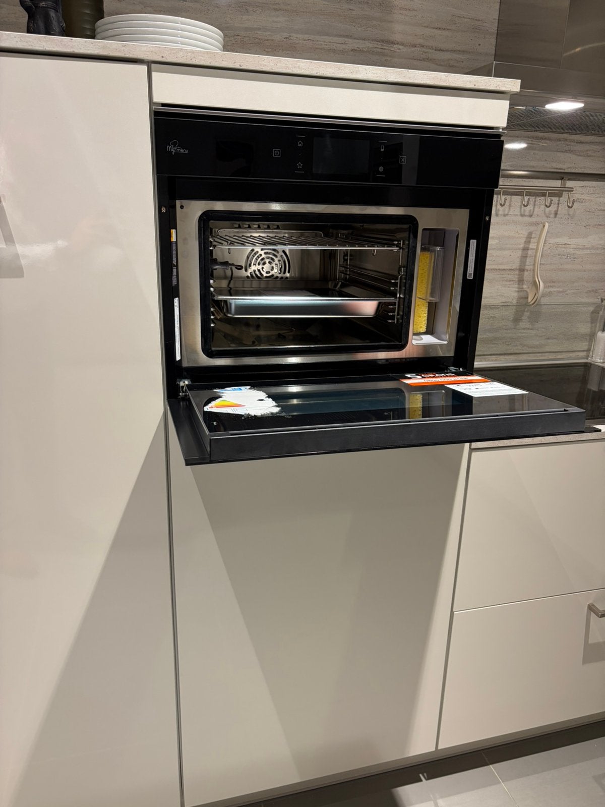 Nieuwe showroomkeuken – AEG apparatuur & stoomoven, Huis en Inrichting, Ophalen, Zo goed als nieuw, Wit