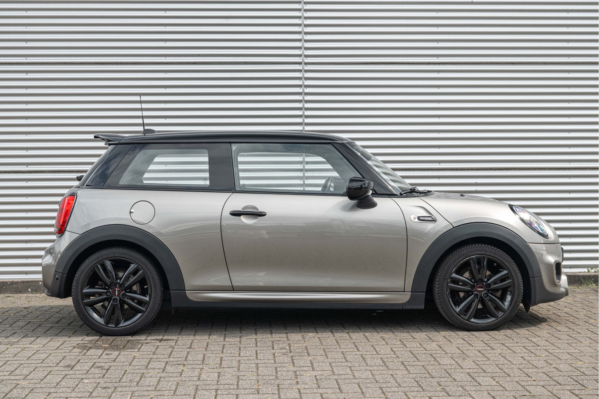 MINI Hatchback Cooper JCW Automaat / Comfort Access / LED /, Auto's, Dealer onderhouden, Gebruikt, Met garantie (alle), 4 stoelen