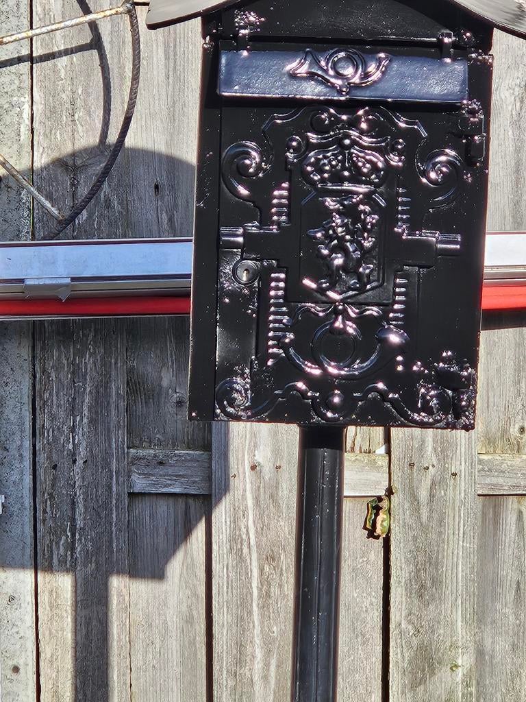 Zwarte brievenbus op voetstuk - Klassiek design, Tuin en Terras, Brievenbussen, Ophalen of Verzenden, Gebruikt, IJzer, Staande brievenbus