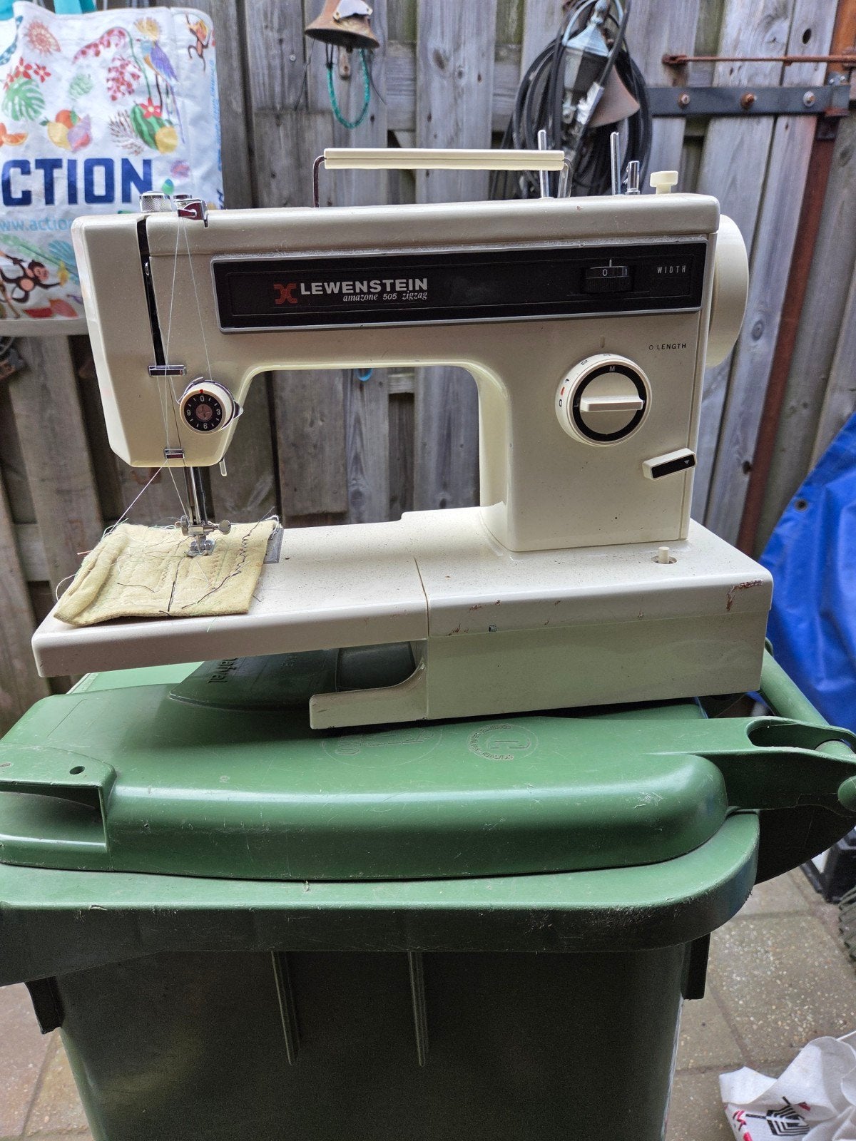 Naaiemachine, Hobby en Vrije tijd, Naaimachines en Toebehoren, Ophalen of Verzenden, Lockmachine, Overige merken
