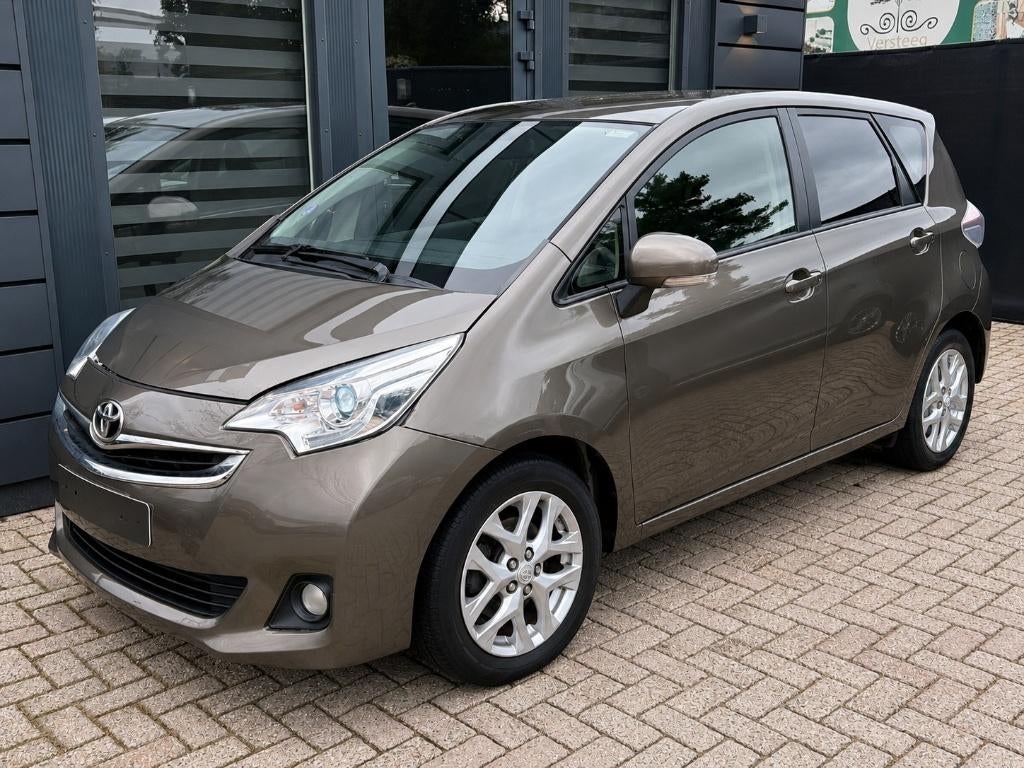 Toyota Verso-S 1.3 VVT-i Dynamic | Navi Panoramadak Camera, Auto diversen, Schadeauto's, Ophalen, Bruin, 1329 cc, Handgeschakeld