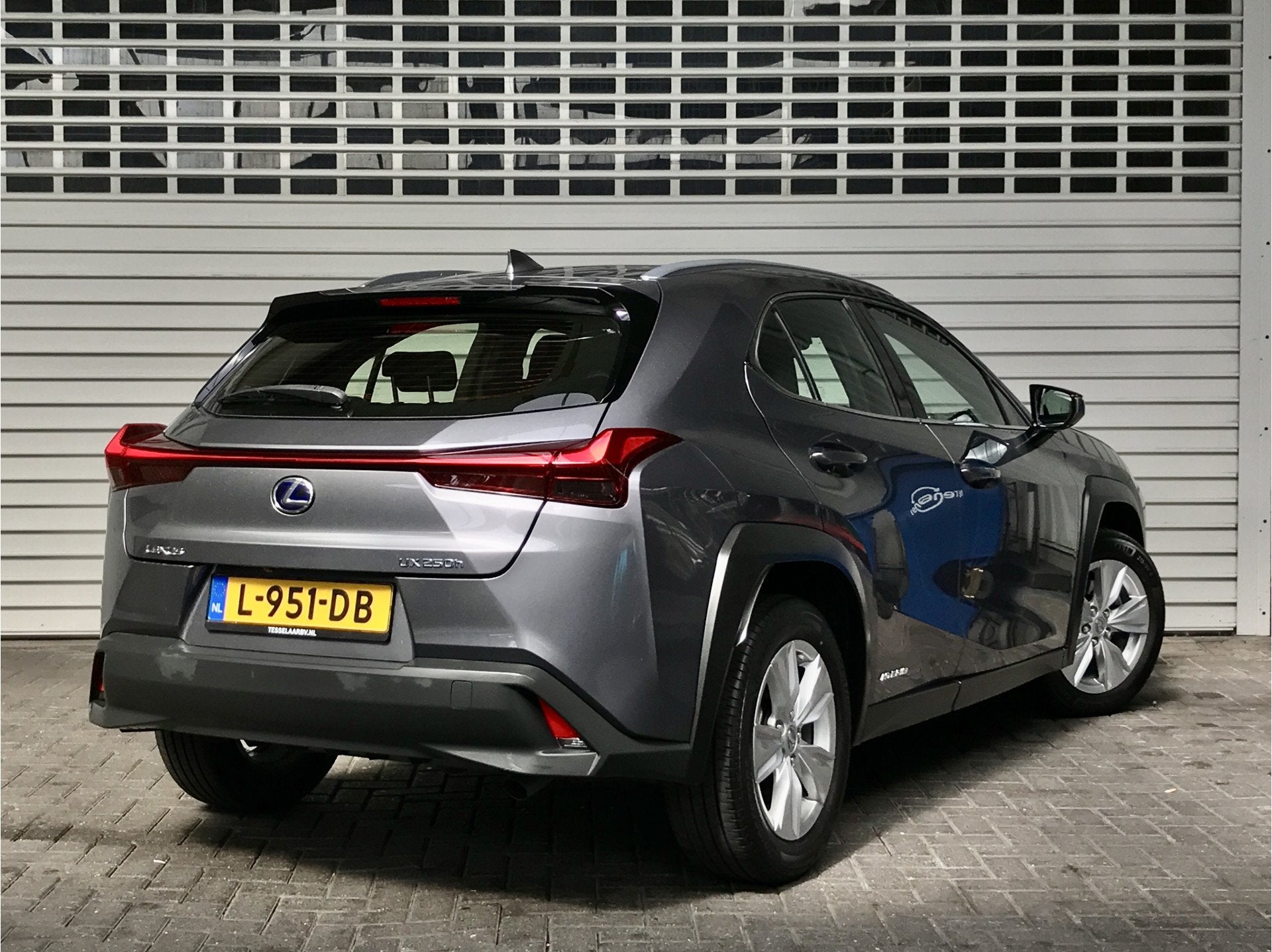Lexus UX 250h Pro Edition Rijklaarprijs! (bj 2020), Auto's, Gebruikt, 4 cilinders, Alcantara, Grijs