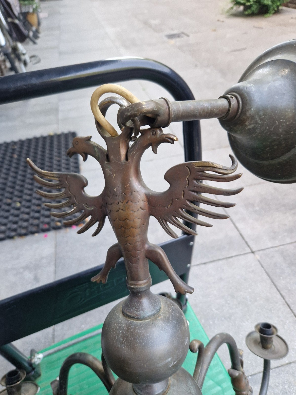 Antieke bronzen kroonluchter met dubbelkoppige adelaar, Ophalen