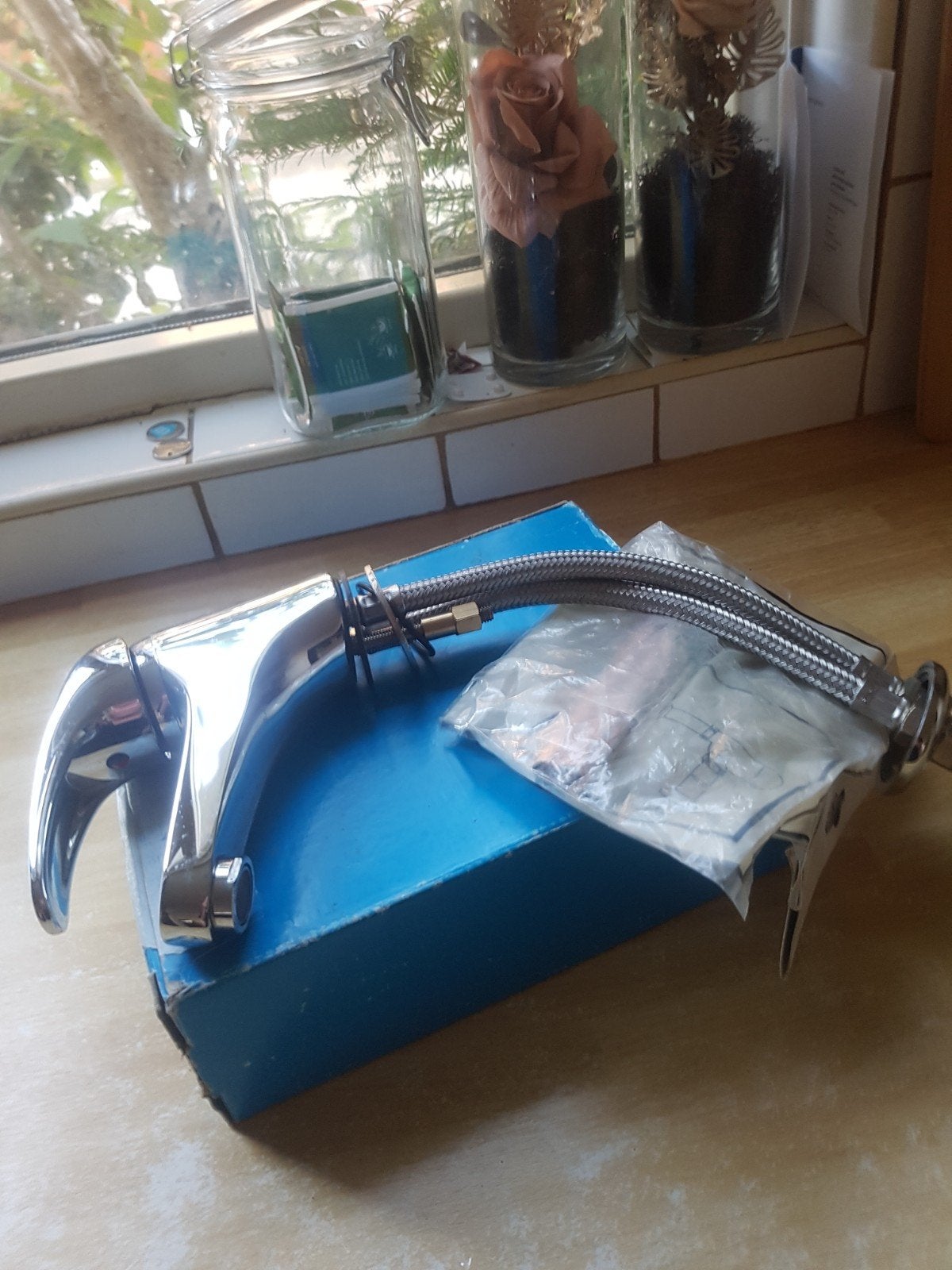Nieuwe chromen kraan met flexibele aansluitslangen, Doe-het-zelf en Verbouw, Sanitair, Ophalen, Nieuw, Chroom, Kraan