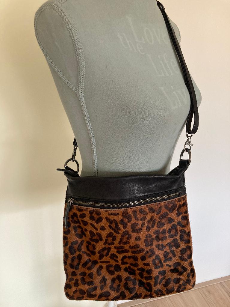 Zwarte leren tas met panterprint - District, Sieraden, Tassen en Uiterlijk, Tassen | Damestassen, Ophalen of Verzenden, Gebruikt