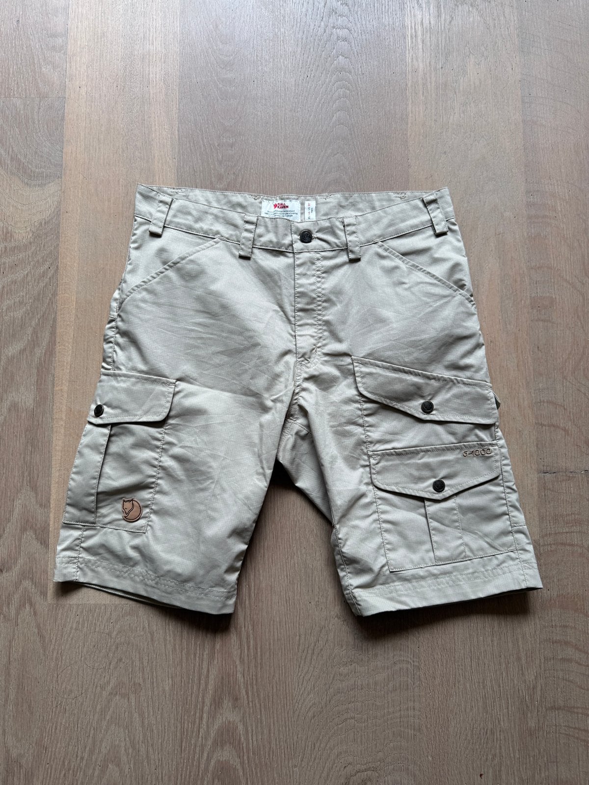 Nieuwstaat fjallraven vidda pro lite short maat 46 fossil, Ophalen of Verzenden, Nieuw, Maat 46 (S) of kleiner, Beige