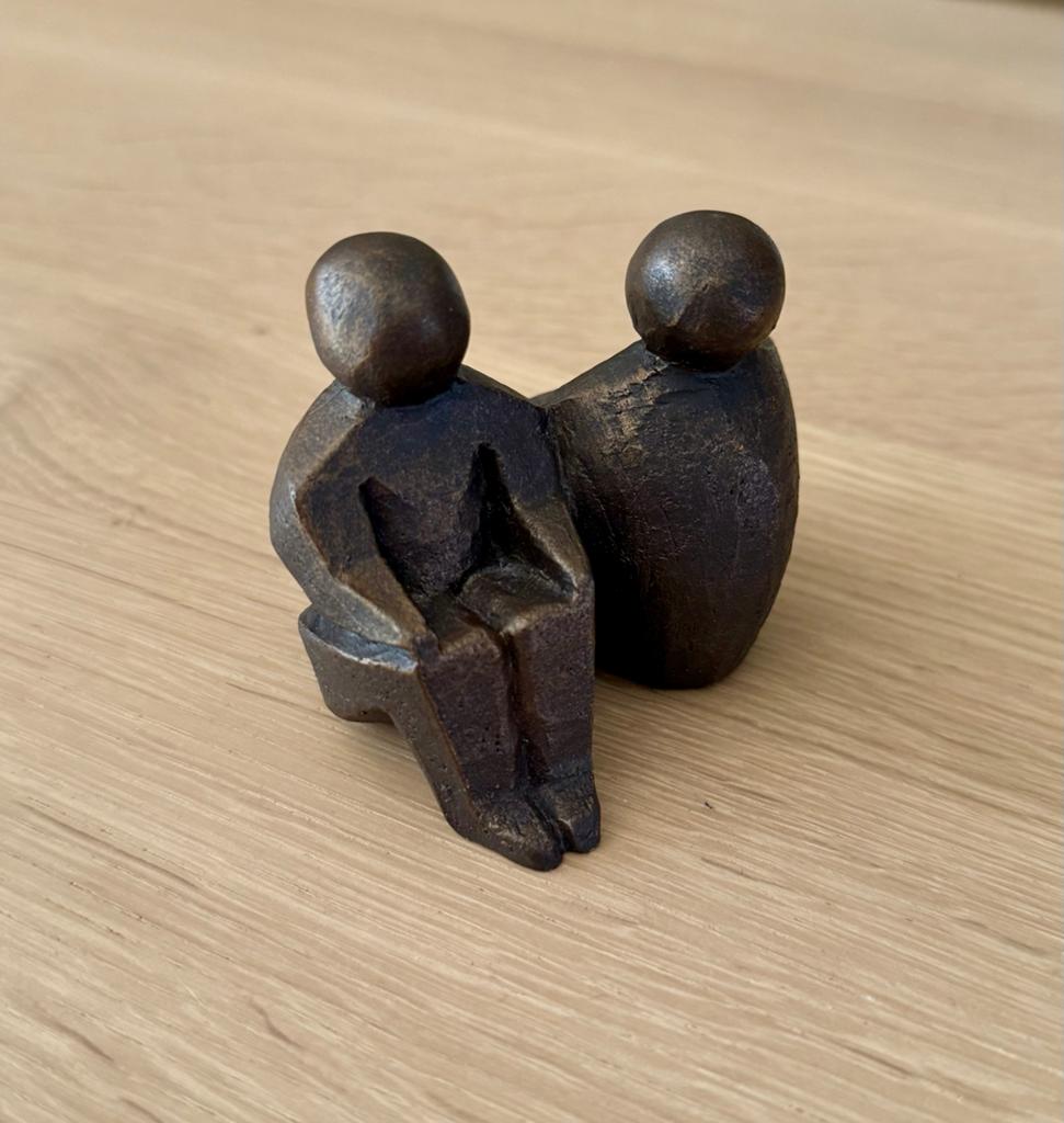 Bronzen/ neoliet beeldje van Geert Kunen: Twee figuren, Groep mensen, Minder dan 20 cm, Ophalen of Verzenden, Brons
