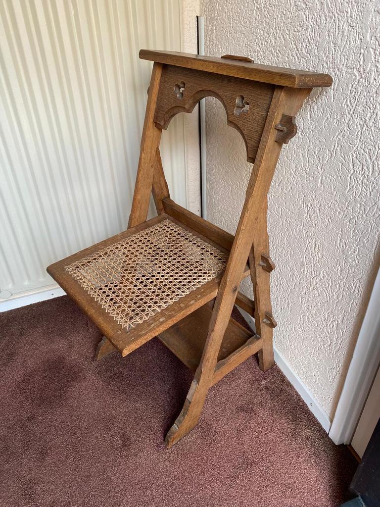Antieke houten stoel (bidstoel), Ophalen