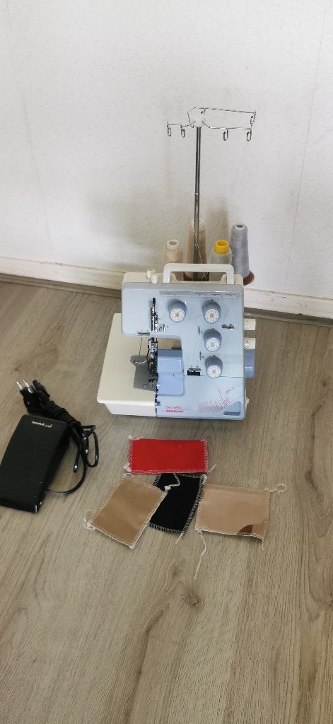 Overlockmachine BERNINA Bernette 004 D, Ophalen of Verzenden, Zo goed als nieuw, Naaimachine, Bernina