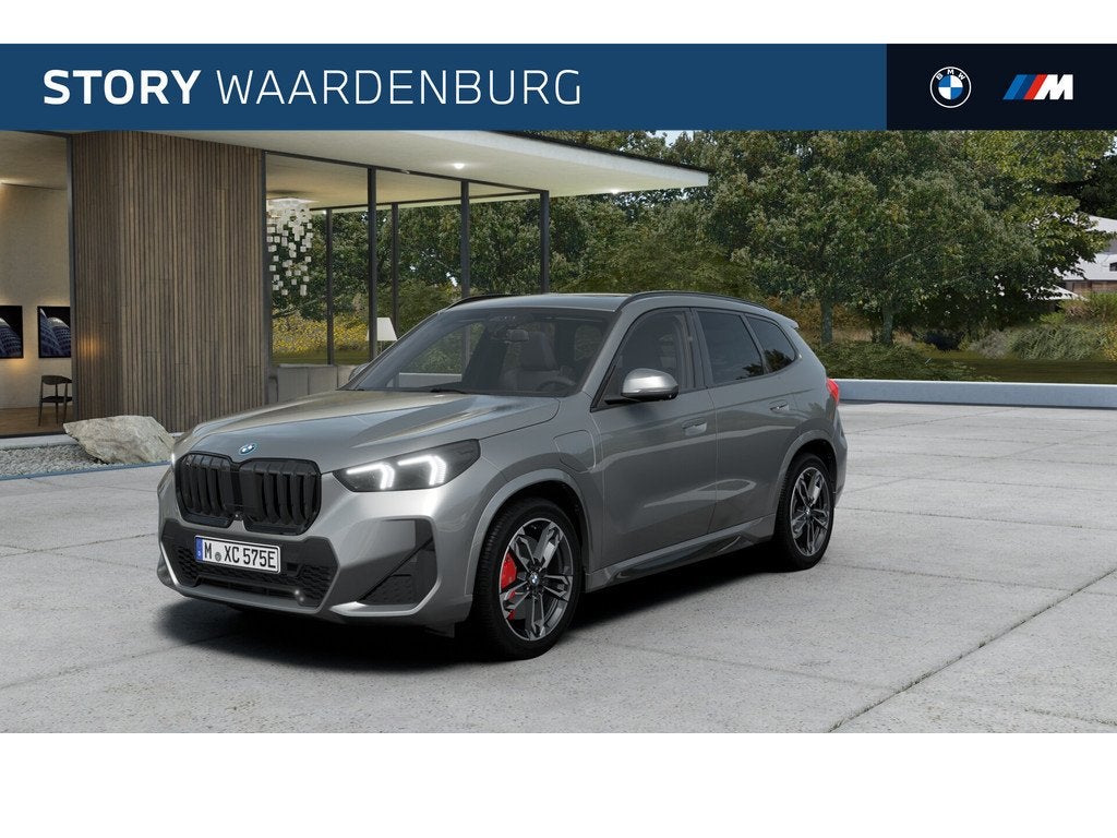 BMW X1 xDrive25e M Sport Automaat / Trekhaak / Panoramadak /, Auto's, BMW, Zwart, Bedrijf, Hybride Elektrisch/Benzine, 3 cilinders