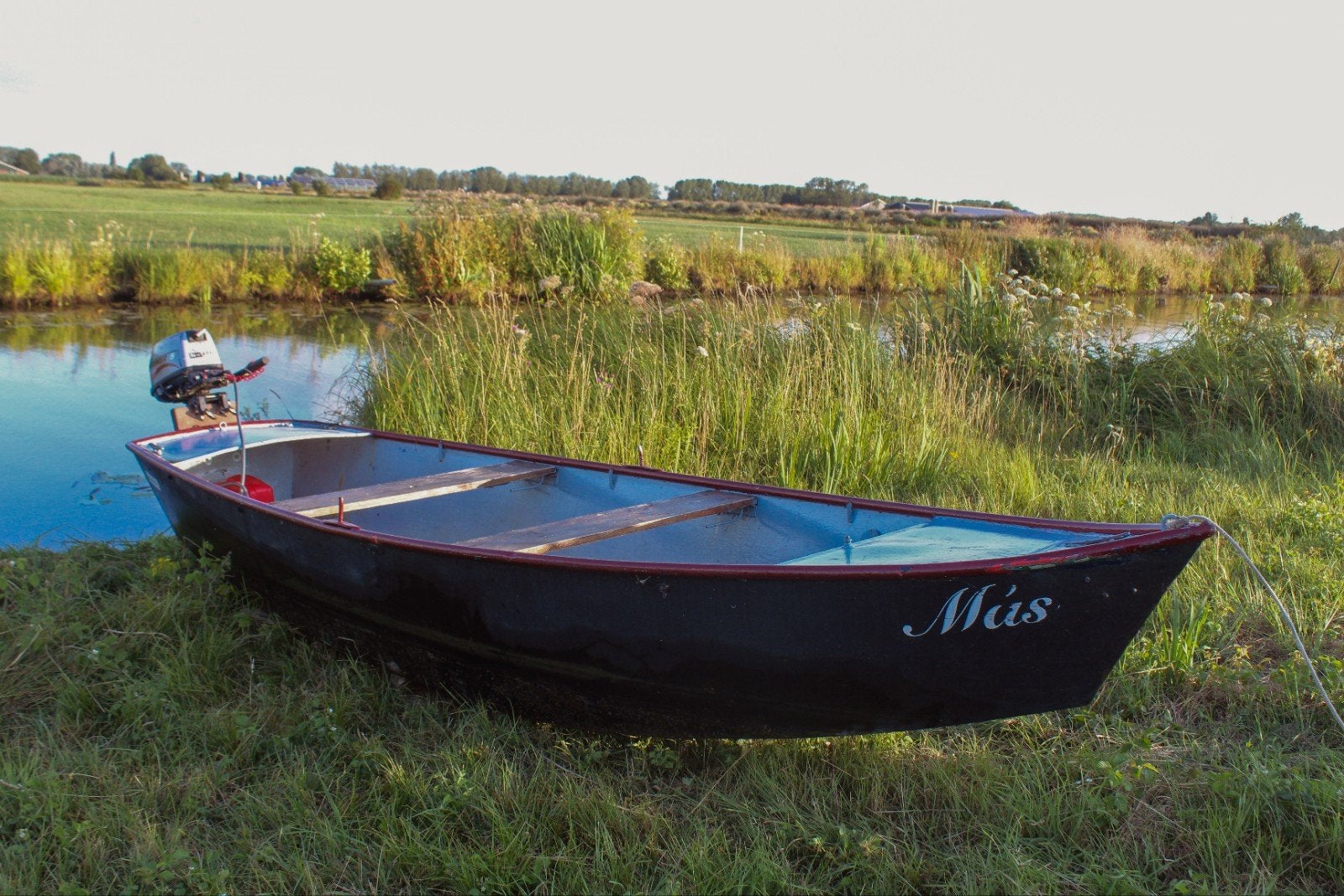 Robuuste visboot met buitenboordmotor, Ophalen