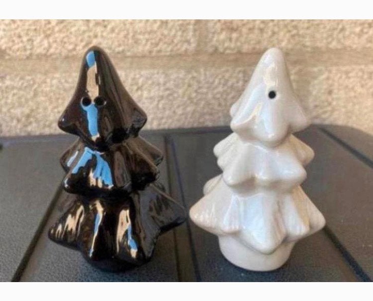 Peper en zoutstel in vorm van kerstboom. Zwart/wit. H.9,5 cm, Ophalen of Verzenden, Zo goed als nieuw, Overige stijlen, Overige typen
