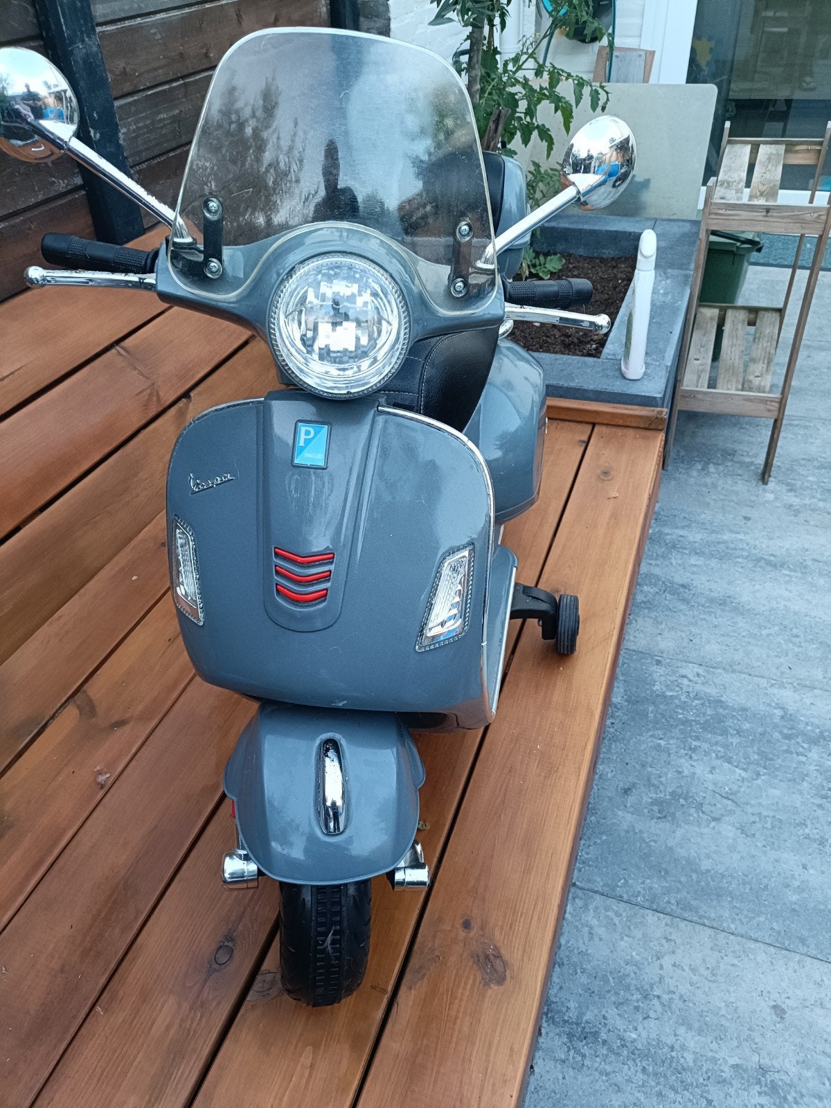 Elektrische kinder Vespa scooter met zijwieltjes, Ophalen, Zo goed als nieuw