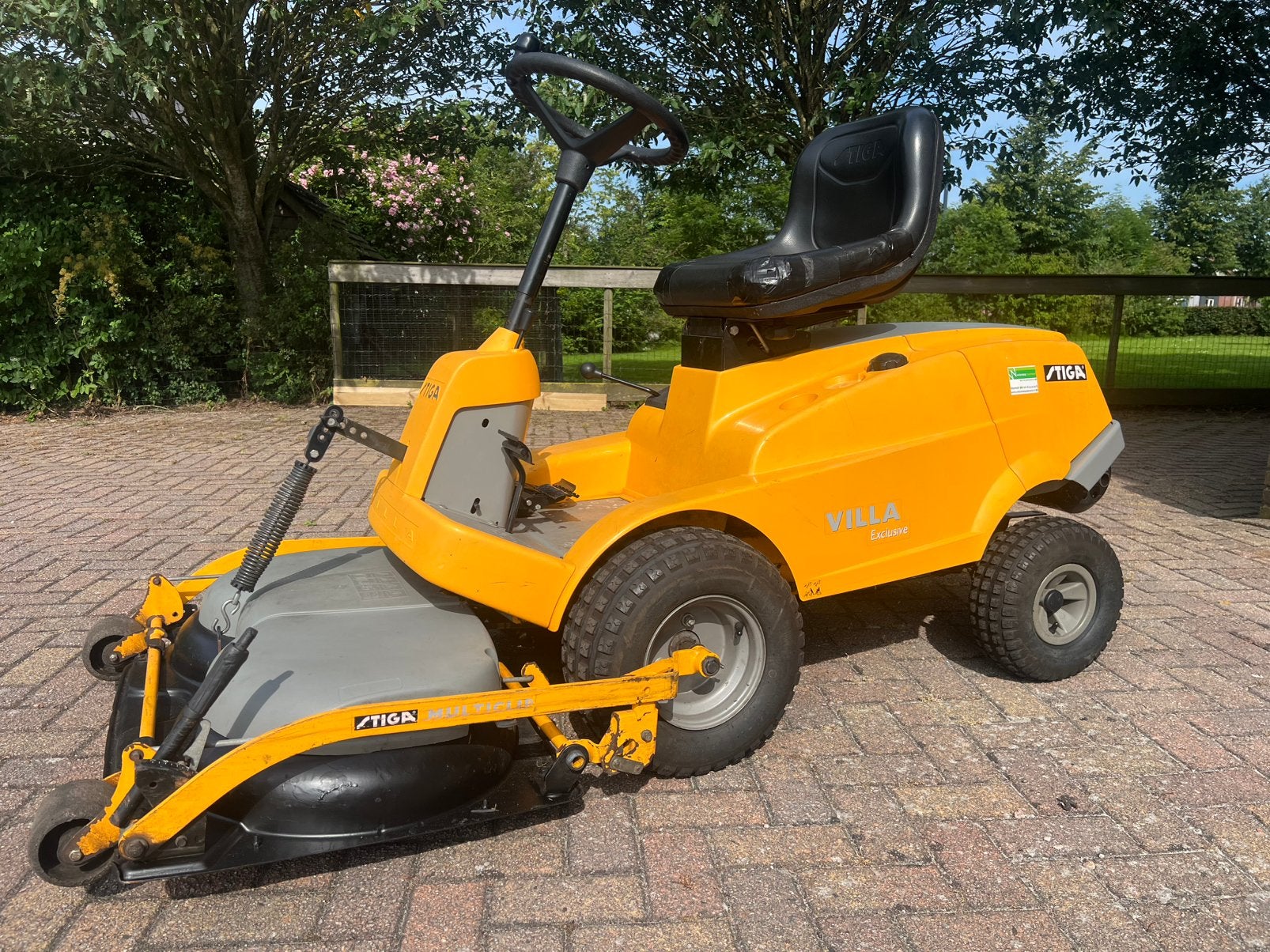 Stiga Villa Exclusive frontmaaier met veegmachine rolborstel, Ophalen, Cirkelmaaier, Gebruikt, Mulchfunctie