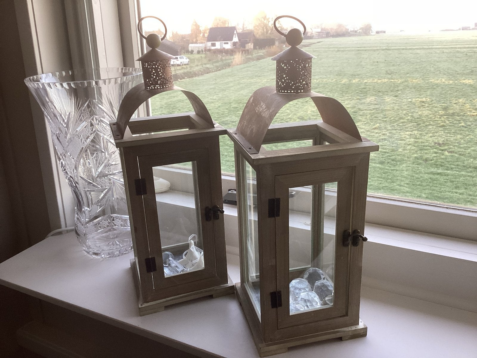 Set van 2 houten lantaarns met metalen details, Huis en Inrichting, Woonaccessoires | Kandelaars en Kaarsen, Gebruikt, Ophalen of Verzenden
