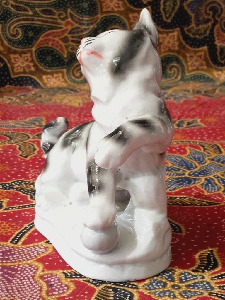Mooi oud beeldje uit Duitsland van poes of kat 10,8 cm., Antiek en Kunst, Antiek | Porselein, Ophalen of Verzenden