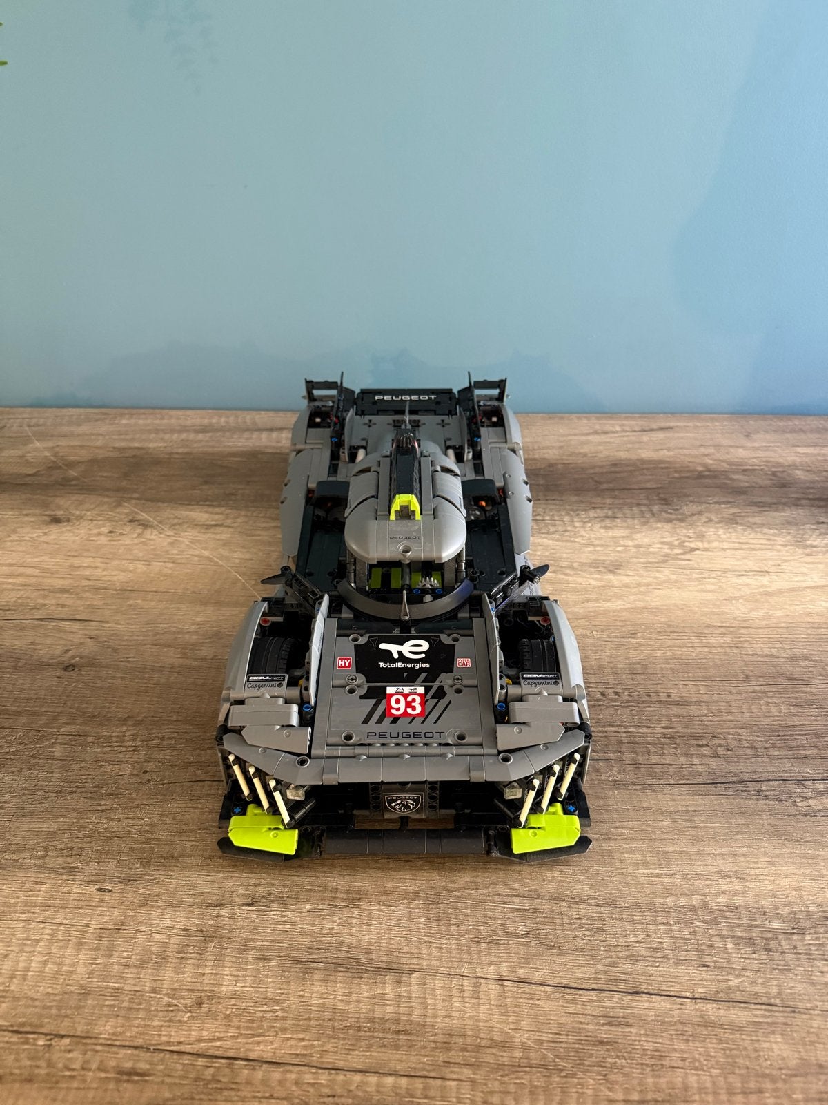 Foto 4 van LEGO Technic Peugeot 9X8 24H Le Mans Hybrid Hypercar