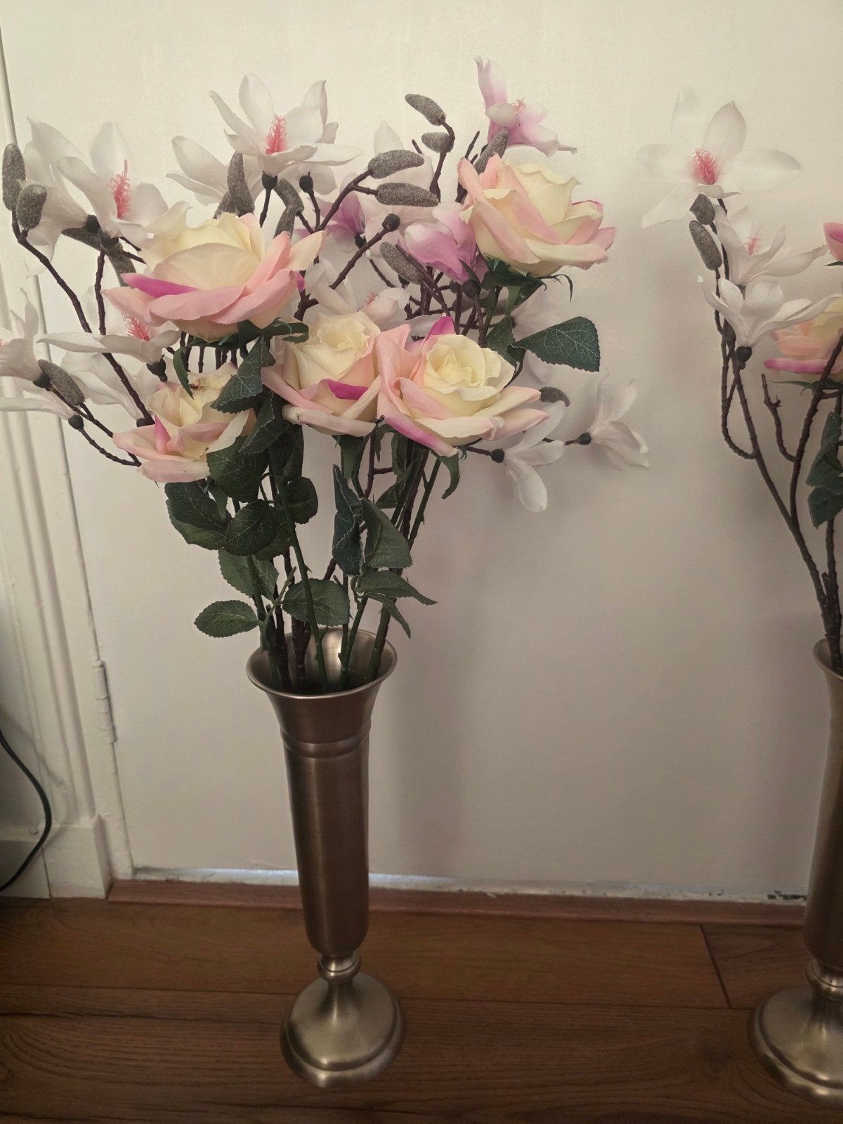Set van 2 bronzen vazen met kunstbloemen, Ophalen of Verzenden, Zo goed als nieuw, Inclusief decoratie, Metaal