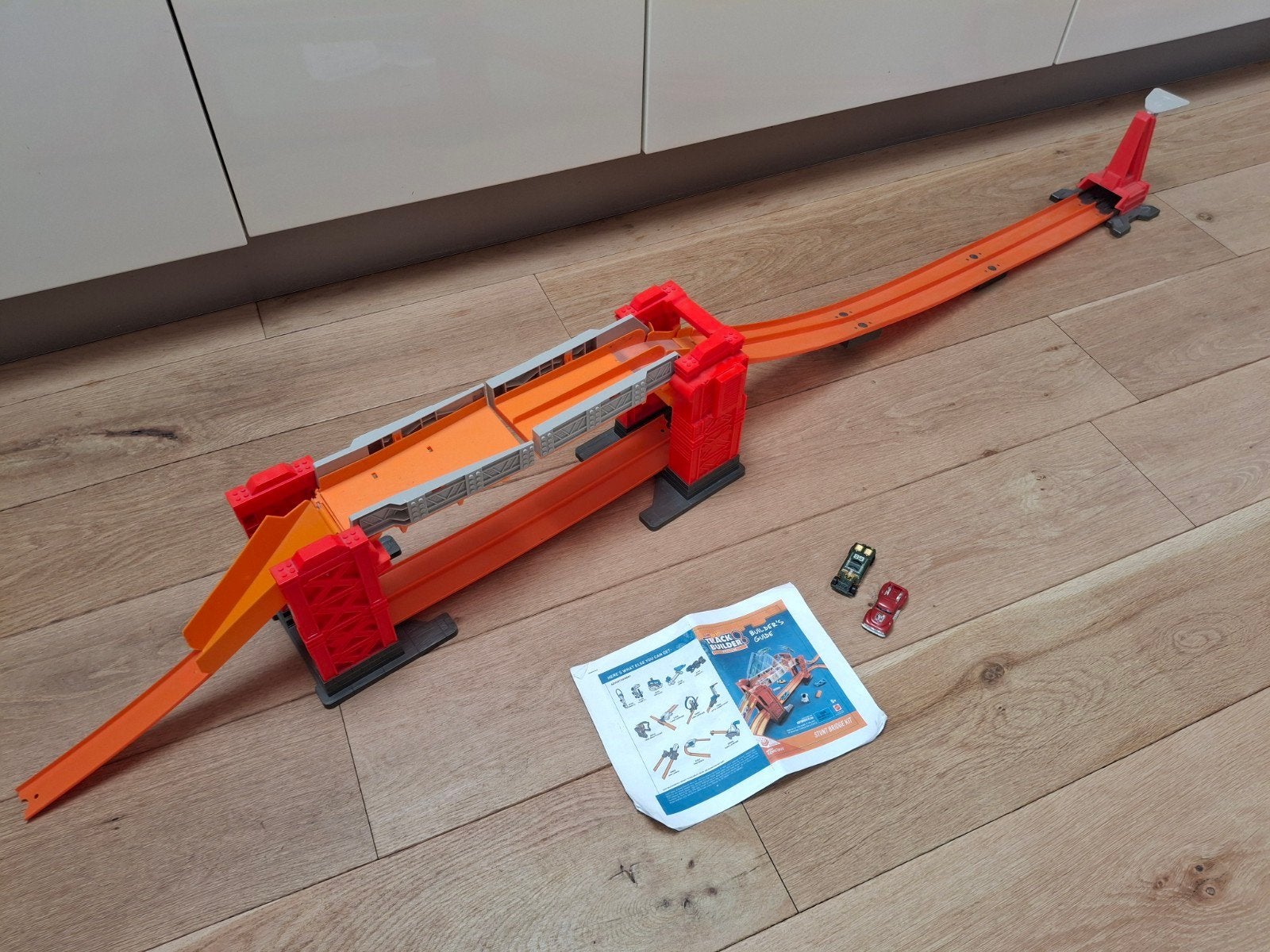 Hot Wheels Track Builder Stunt Bridge Kit met 2 auto's, Kinderen en Baby's, Speelgoed | Racebanen, Ophalen of Verzenden, Hot Wheels