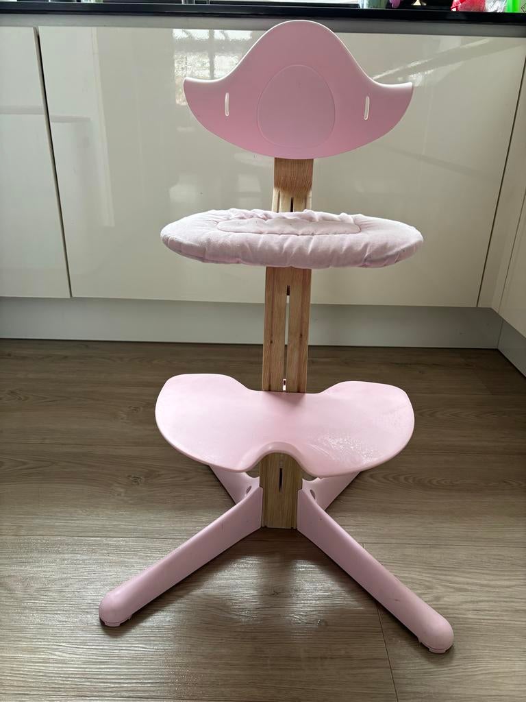 Stokke Nomi kinderstoel roze, Kinderen en Baby's, Kinderstoelen, Ophalen, Zo goed als nieuw, Meegroeistoel