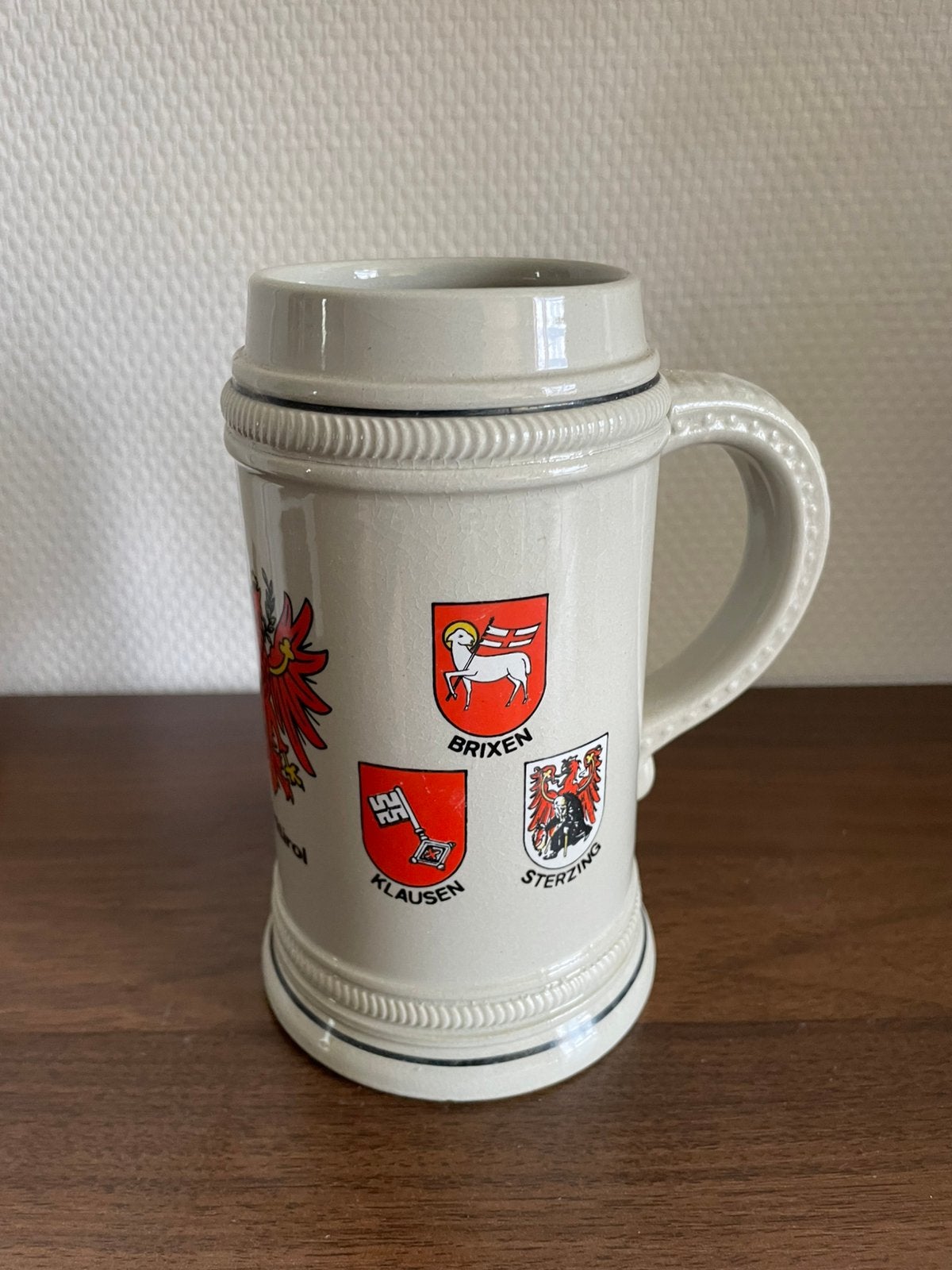 Hoge bier pul grijs met vlaggen opdruk, Ophalen of Verzenden, Zo goed als nieuw, Pul(len), Overige merken