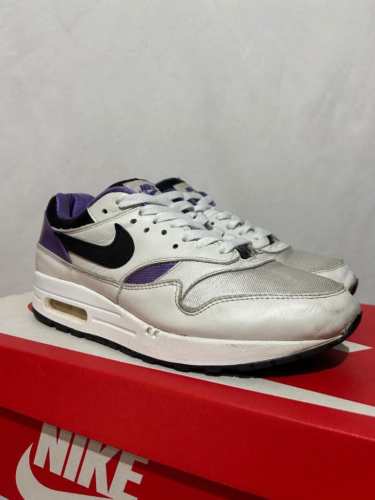 Maat 42 - Nike Air Max 1 DNA CH.1 Huarache Purple Punch, Kleding | Heren, Schoenen, Overige kleuren, Verzenden, Nike, Nike