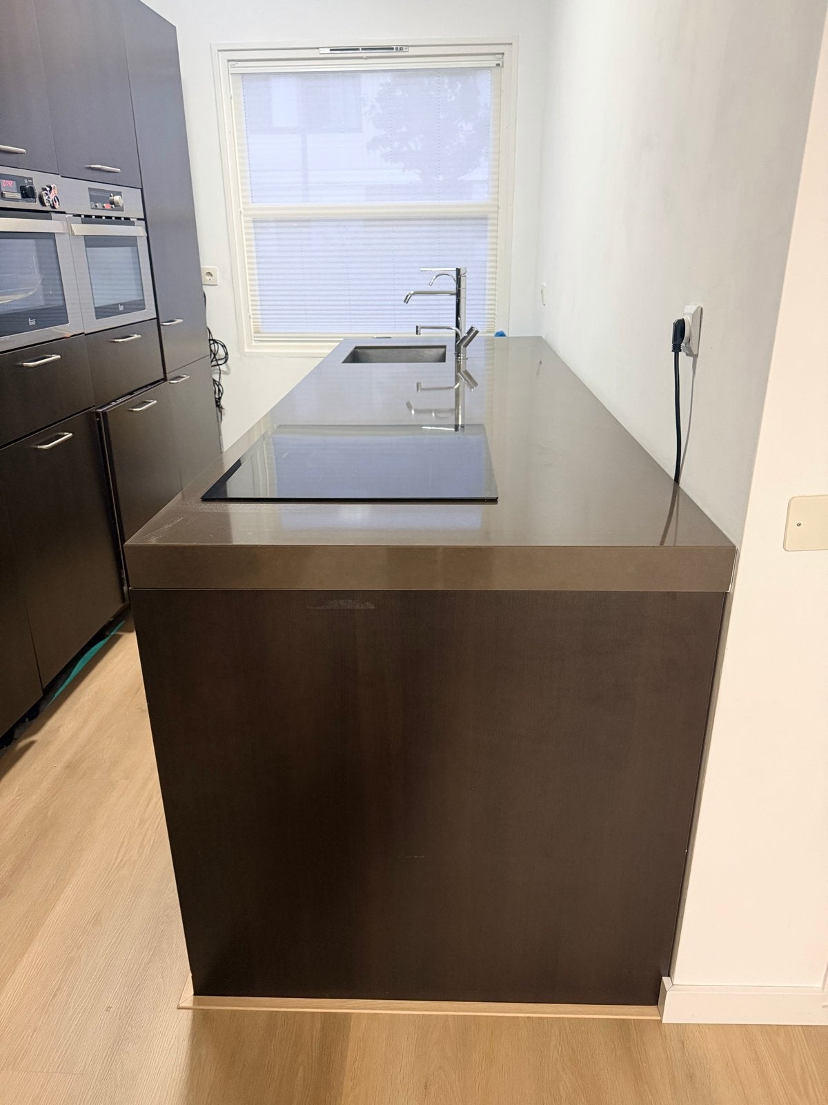 Moderne keuken met kookeiland en inbouwapparatuur, Huis en Inrichting, Keuken | Complete keukens, Ophalen, Bruin, Dubbelwandige keuken