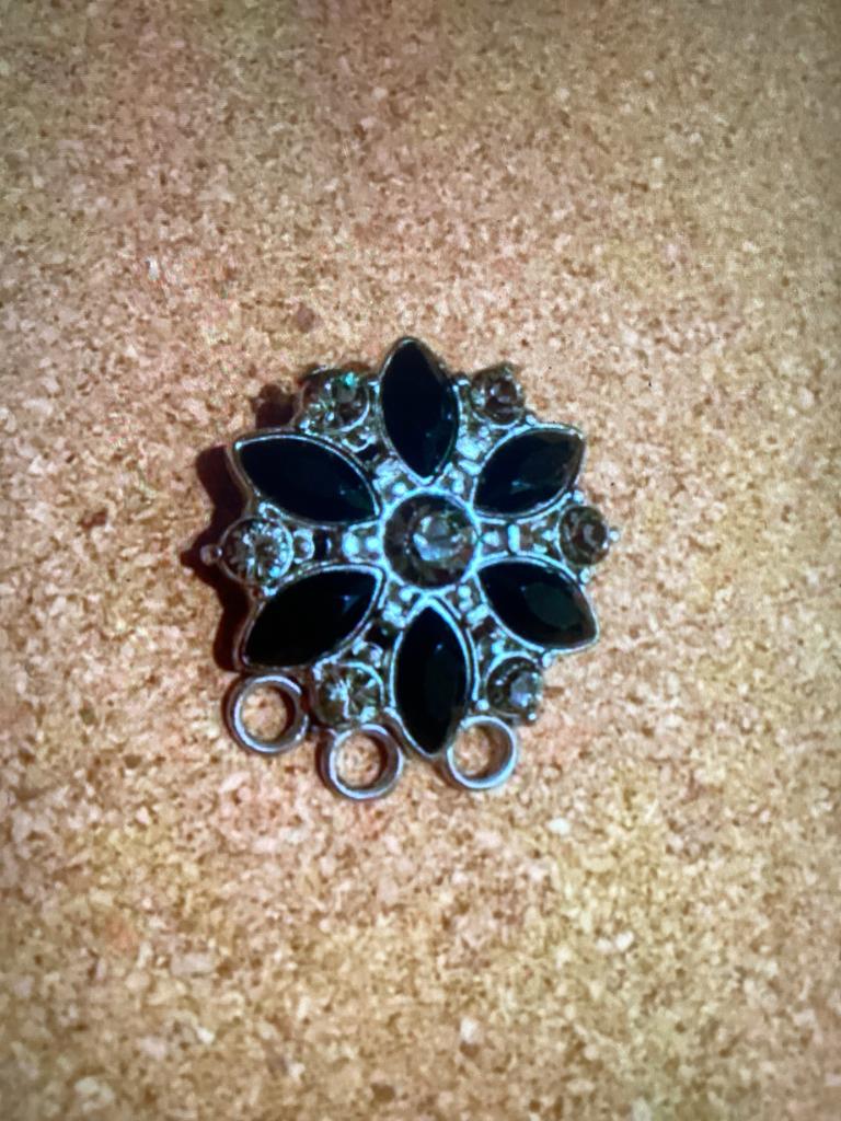 Elegante Broche met Zwarte en Transparante Stenen, Met kristal, Overige materialen, Zwart, Minder dan 4 cm