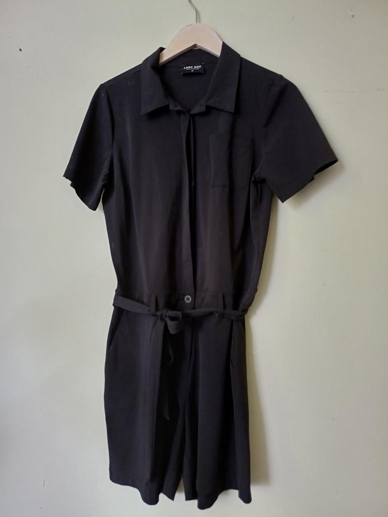Lady Day Zwarte Korte Jumpsuit M - Travelstof Playsuit, Kleding | Dames, Jumpsuits, Zwart, Ophalen of Verzenden, Zo goed als nieuw